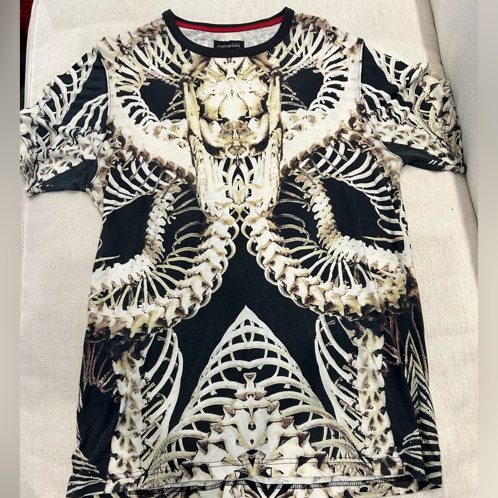 Maharishi Men's Black and Cream Graphic T-Shirt